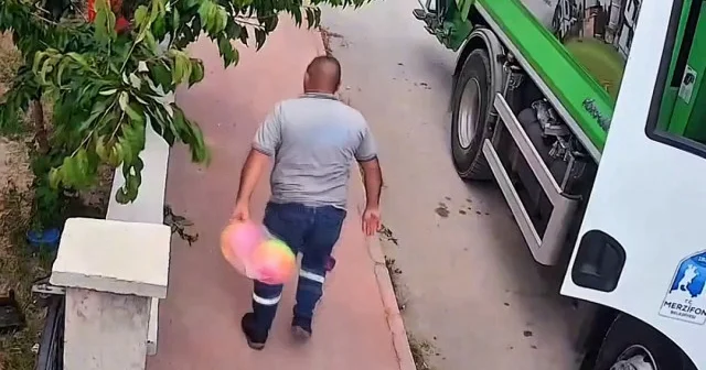 Amasya da çöp kamyonu çocukların toplarını patlattı temizlik işçileri dayanamayıp geri geldi VİDEO İZLE