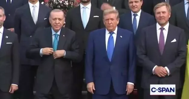 Lahey deki zirveye damga vuran anlar! Erdoğan ve Trump ın tokalaştı
