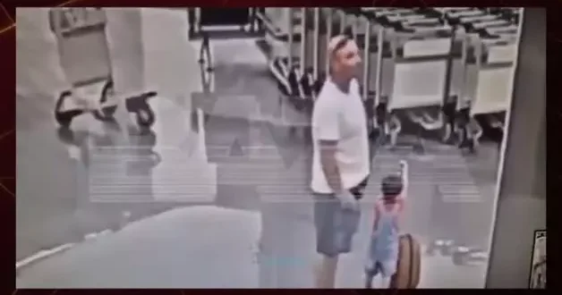 Havalimanı nda dehşete düşüren görüntü! 18 aylık bebek yerden yere vurdu