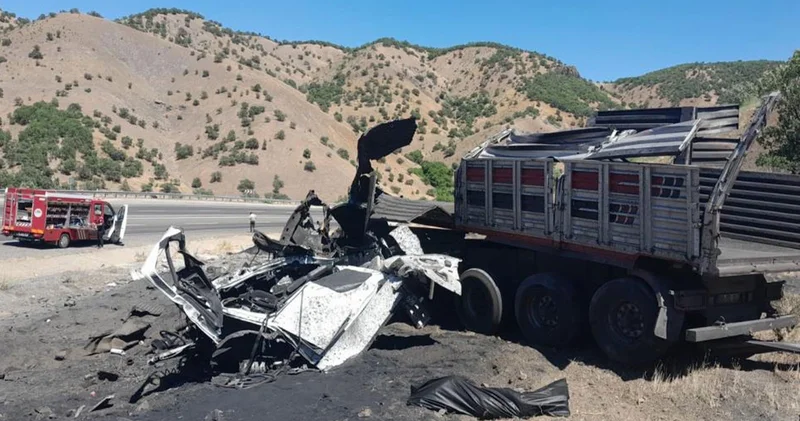 Bingöl de demir tozu taşıyan tır devrildi: 1 ölü