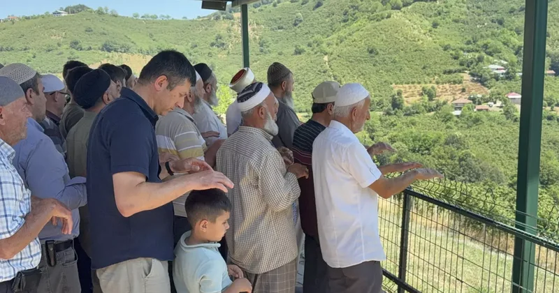 Köylüleri endişe kapladı! Meydanda toplanıp dua ettiler