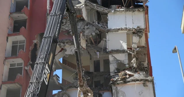 Rize de riskli olduğu gerekçesiyle tahliye edilen iki binanın yıkımına başlandı Rize Haberleri