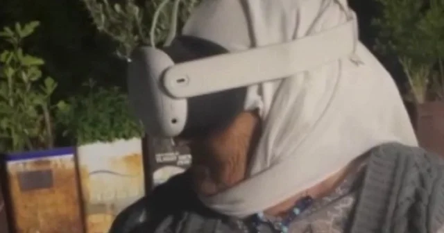 Sanal gerçeklik gözlüğünü ilk kez deneyen 80 yaşındaki Hafize teyzenin gülümseten tepkileri kamerada VİDEO İZLE