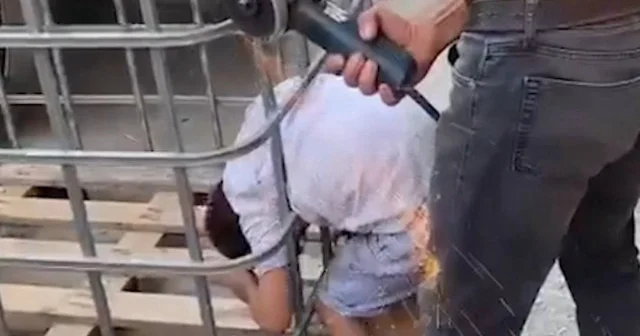 Adana da demir parmaklıklara sıkışan çocuğun imdadına itfaiye yetişti: İşte kurtarma anları VİDEO İZLE