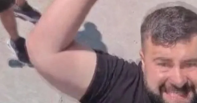 Hatay da yol verme kavgasındaki sürücü Allah’a küfür ederek diğer sürücüye satırla saldırdı VİDEO İZLE