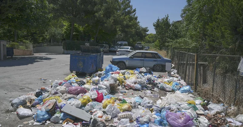 Buca Belediyesinde grev: Sokaklar çöple doldu