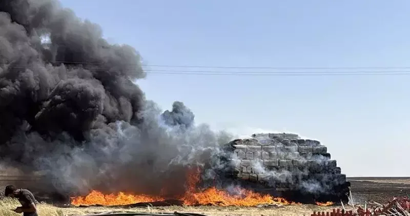 Mardin de 25 ton saman ile sulama boruları yandı