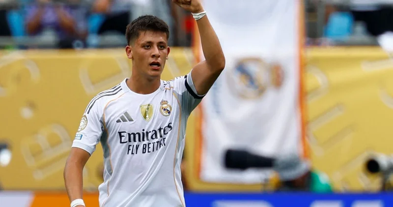 Arda Güler onayı aldı, Real Madrid taraftarlarının işaret parmakları yukarıda, öteki elleri kalplerinde