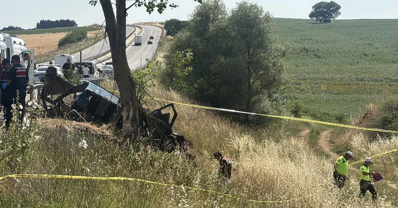 Kontrolden çıkan araç ağaca çarptı: 2 si çocuk 5 kişi yaşamını yitirdi
