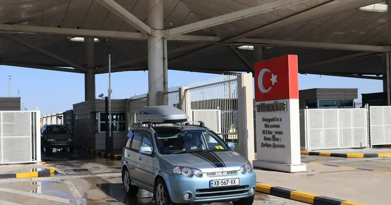 Sınırda sevinç dolu anlar! Gurbetçiler akın akın geliyor