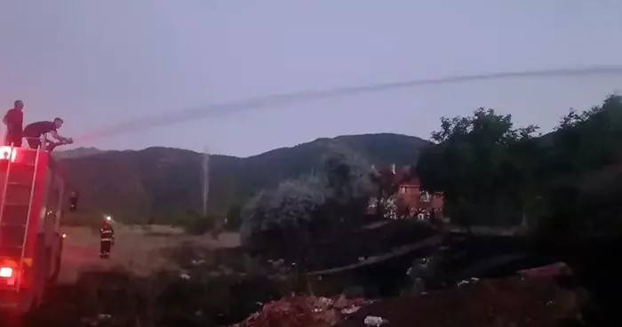 Alevler tarlayı sardı! Ekipler eve sıçramasını önledi