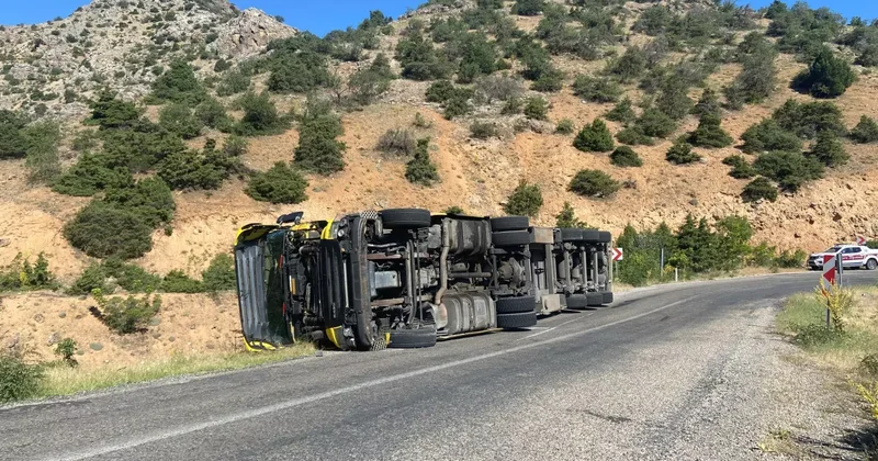 Tır devrildi! Sürücü yara almadan kurtuldu