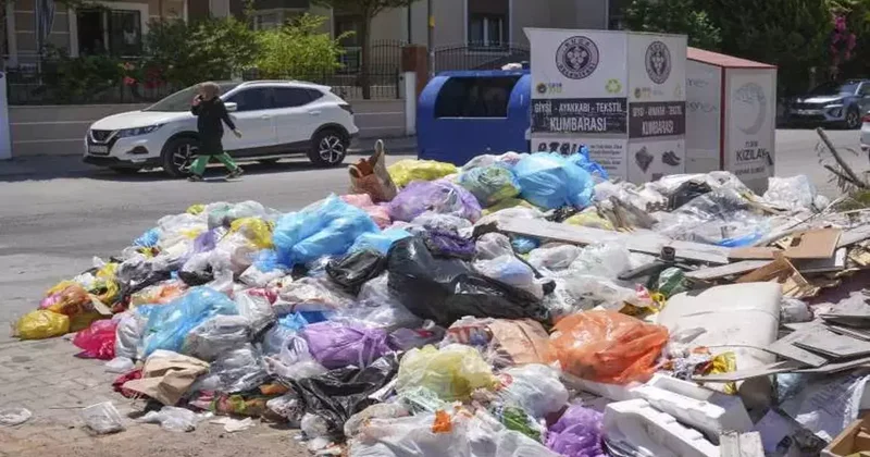İzmir Buca da 8 gündür süren düzensiz maaş eylemi nedeniyle çöp yığınları oluştu