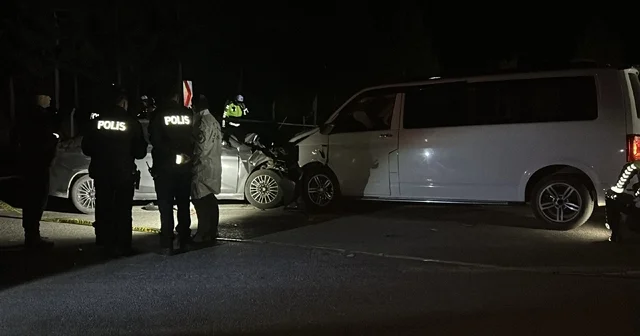 Ters şeride giren minibüs, otomobille çarpıştı: 1 ölü, 8 yaralı Sivas Haberleri