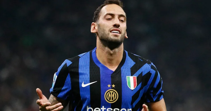 Milli futbolcu Hakan Çalhanoğlu ndan kötü haber