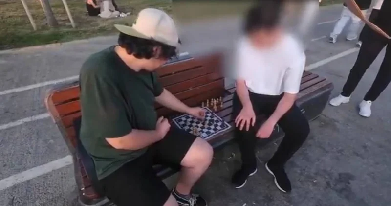 Satranç oynayan gençlere tezgah benim diyerek tepki göstermişti: Başkan devreye girdi
