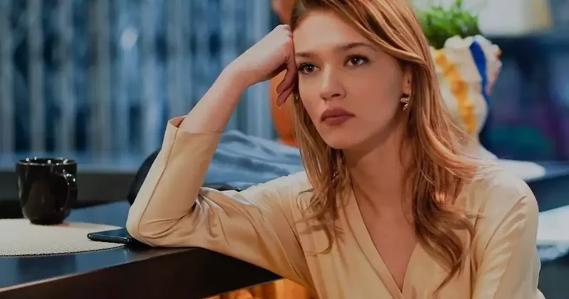 Plajda şıklık yarışı! Melisa Döngel cesur elbisesiyle göz kamaştırdı