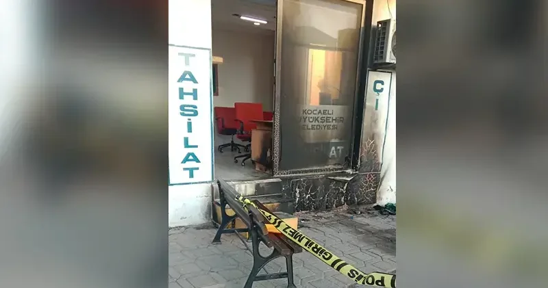 Belediyenin tahsilat ofisini benzin dökerek yaktılar
