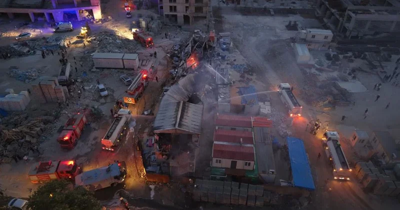 Hatay da işçilerin kaldığı prefabrik yatakhane alev alev yandı