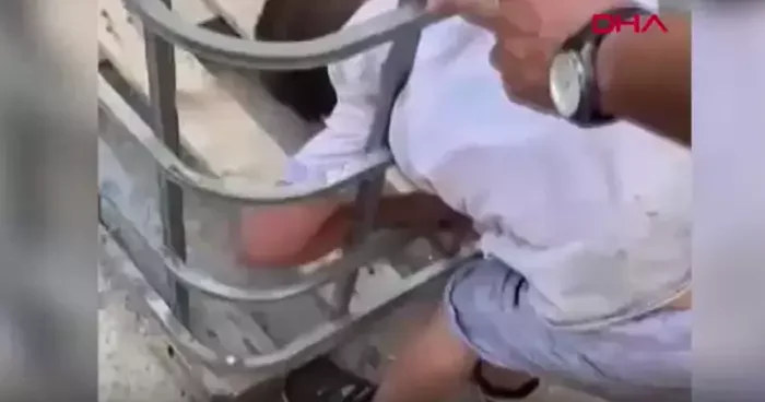 Girmeye çalıştığı kafesin demir parmaklıklarında sıkışan çocuk kurtarıldı