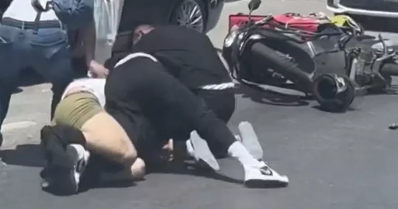 Trafikte araçtan iki kişiyle motokurye kavgası kamerada
