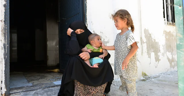 Evine molotofkokteyli atılan anne: Ateşin içine girip, bebeğimi çıkardım Adana Haberleri