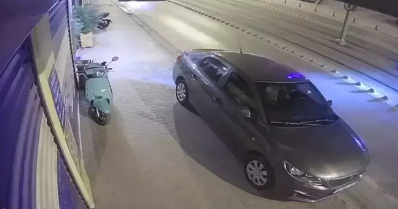 Alkollü sürücünün tramvay yolunda direğe çarptığı kazanın kamera görüntüsü ortaya çıktı