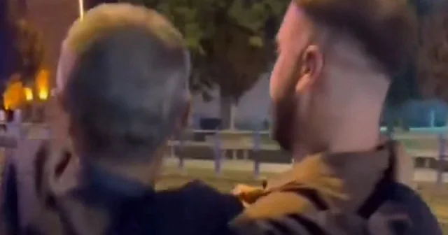 Gençler yürümekte zorlanan yaşlı adamı evine kadar taşıdı VİDEO İZLE