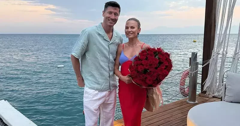 Polonyalı forvet Lewandowski ailesiyle Antalya da tatilde