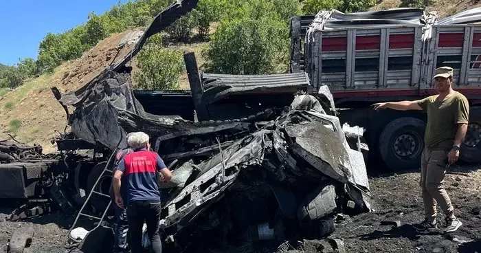 Bingöl de devrilen tırın sürücüsü hayatını kaybetti