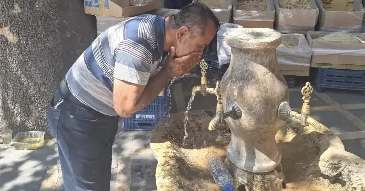 Hissedilen sıcaklık 50 dereceye çıktı! Vatandaş çeşme başından ayrılamıyor