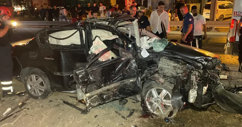 Kocaeli de köprü ayağına çarpan otomobildeki iki kişi ağır yaralandı