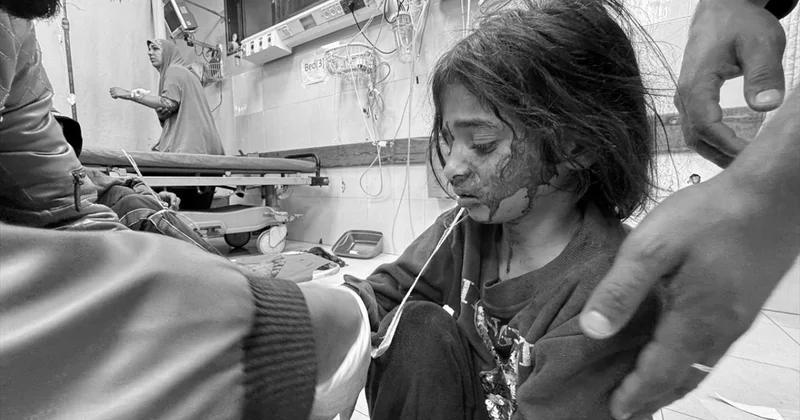 İşgalci İsrail in Gazze de bir okula düzenlediği saldırıda biri çocuk 5 kişi hayatını kaybetti