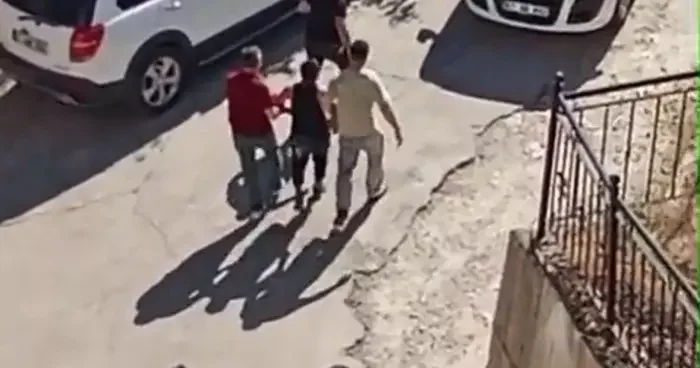 Polise yakalanmamak için girdiği bacada sıkıştı