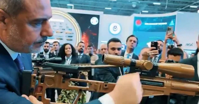 Bakan Fidan keskin nişancı tüfeğini yakından inceledi VİDEO İZLE