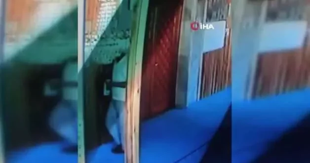 Camiye zarar veren iki kişi kamerada