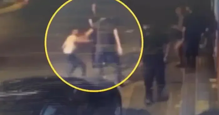 İstanbul un göbeğinde dehşet anları! Laf atma kavgası kanlı bitti, 17 yaşındaki genci defalarca bıçakladılar!