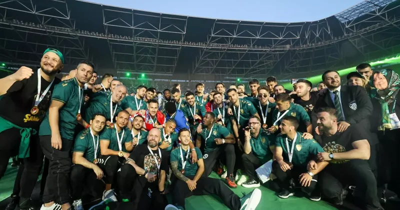 Milli sağ bek 28 yaşında Süper Lig e geldi: Ön protokolü imzaladı