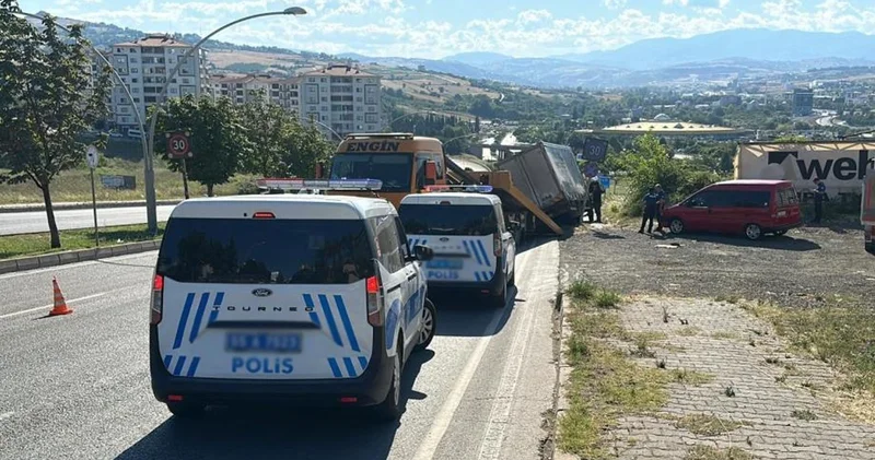 Kamyonetin freni patladı, sürücü son anda kurtuldu