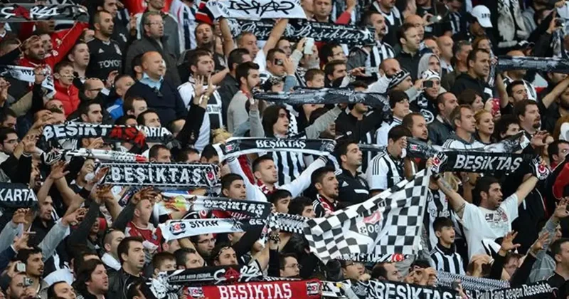 Beşiktaş tribünlerini ikiye bölen tezahürat