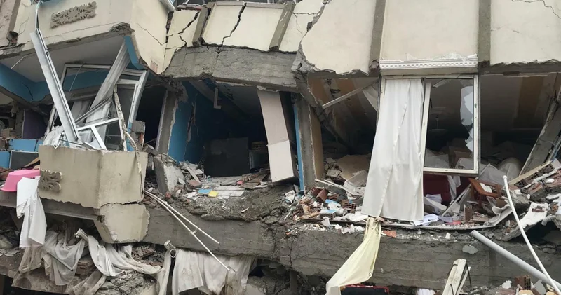 Depremde 21 kişiye mezar olan Arı Apartmanı soruşturması: Müteahhit, yapı sahibi ve belediye görevlileri için asli kusurlu tespiti yapıldı, iddianame hâlâ hazırlanmadı