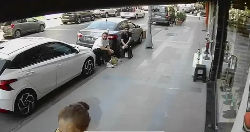 Küçükçekmece de 2 aracın karıştığı kazada 1 i çocuk 3 kişi yaralandı