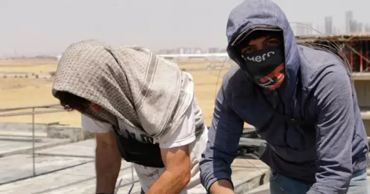 Termometreler 49 dereceyi gösterdi! Bu sıcakta bile mesaiye devam ediyorlar