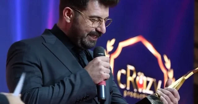 Özge Ulusoy tarafından dolandırıldığını iddia eden iş adamı Lokman İn e sahnede ket vurdular: Müzik sesi verip mikrofonu kapattılar VİDEO İZLE