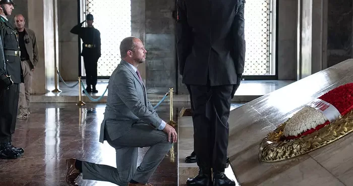 Belçikalı Bakan Francken in Anıtkabir ziyareti gündem oldu! Çelenk bırakıp diz çöktü