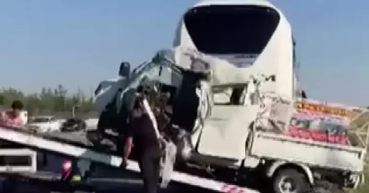 Otobüs arızasından sonra feci kaza: 1 ölü, 1 ağır yaralı
