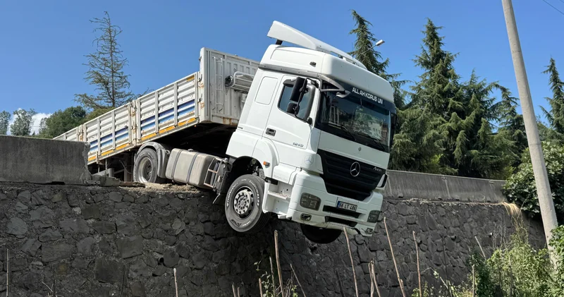 Freni boşaldığı öne sürülen saman yüklü TIR, beton bariyere çarptı