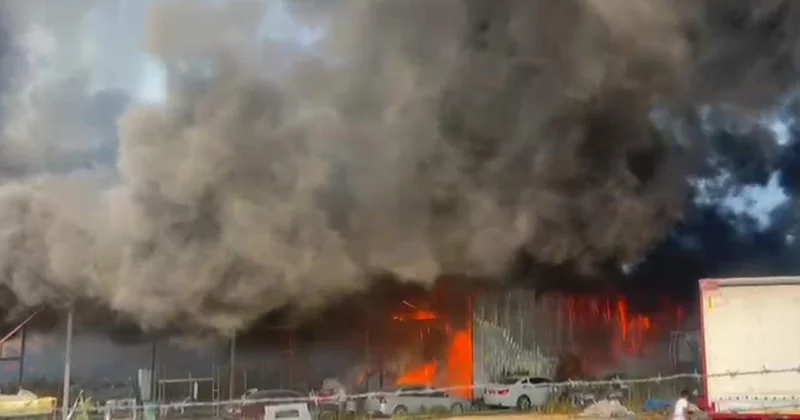 Antalya da otluk alanda başlayan yangın iş yerlerine sıçradı