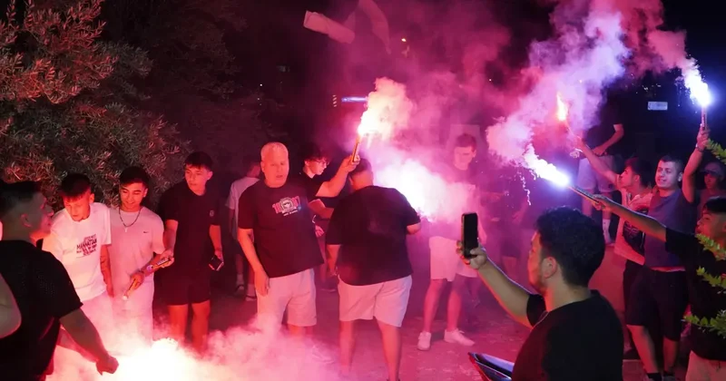 Ege de bir şehir gece vakti futbol aşkıyla gündüzü yaşadı