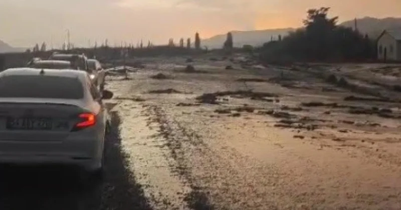 Kars ta sel ve heyelan: 11 araç mahsur kaldı